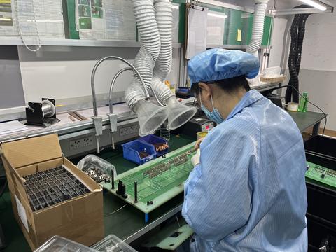 恒电电气电路板组装检测现场